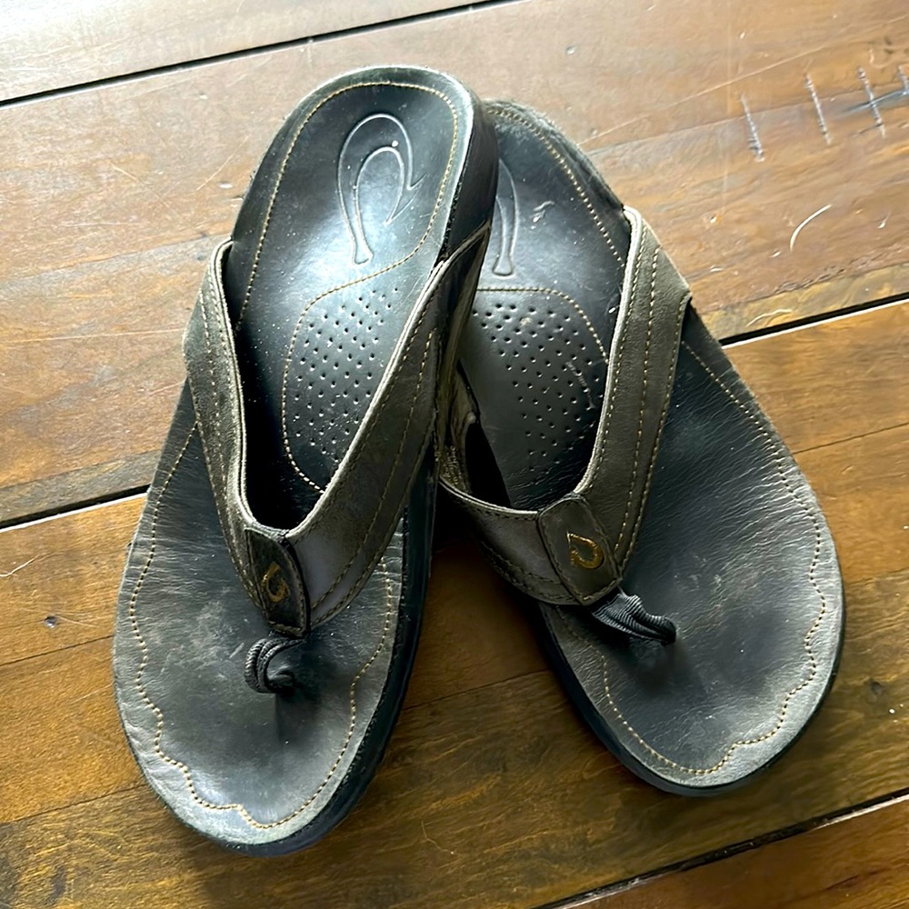 OluKai men’s 7 Black Leather Flip Flop